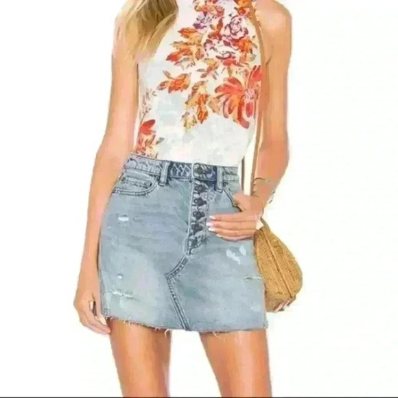 We The Free Womens Light Wash Distressed Denim Frayed Hem Mini Skirt Size 30 - Picture 2 of 9